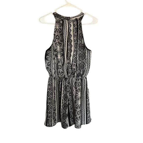 As U Wish Black and Tan Paisley Print Keyhole High Neck Romper size Large - Picture 4 of 5